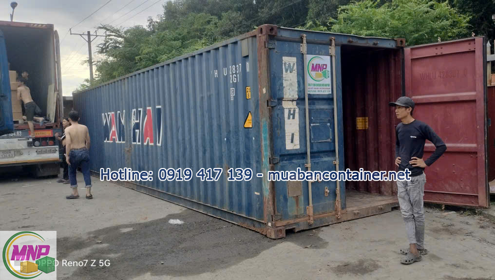 Kỹ sư kỹ thuật kiểm tra độ phẳng vách sóng Corten và tình trạng sàn gỗ container cũ tại Huyện Thống Nhất